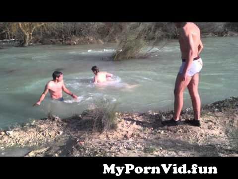 Hombres desnudos en el agua
