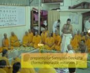 Am 11. März 2020 bereiteten sich Dutzende von Ammas älteren Schülern auf Sannyasa Diksha vor (formelle monastische Einweihung). Sie nahmen am Tharppanam-Ritual teil - einer Zeremonie, die das ultimative Opfer der eigenen Identität in der Vergangenheit symbolisiert und die neue Identität als Sannyasi formalisiert. Amma sagt:
