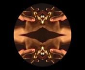 Un Círculo se cierra sobre sí mismo y por ello representa la unidad, lo absoluto, la perfección.nEste trabajo es una exploración de la forma, a partir de la geometría en la naturaleza.nHaciendo uso de simetrías y repeticiones, enfatizo el carácter geométrico en el cuerpo humano. nLa historia del arte ha buscado siempre estas relaciones naturales y es por eso que cito 3 trabajos realizados en forma de círculo por maestros del arte, como Raffaello Sanzio (Madonna della seggiola), Sandro B