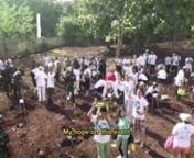 Ribuan murid sekolah dasar di Jimbaran, Bali, melakukan penanaman pohon penghijauan dalam rangka memperingati Hari Bumi tahun 2014 dan Rainan Tumpek Uduh.nn
