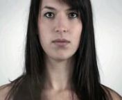 Un travail de recherche photographique sur les ressemblances génétiques entre membres de même famille.nnMère / Fille: Francine, 56 ans &amp; Catherine, 23 ansnhttp://genetic.ulriccollette.com
