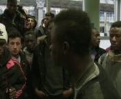 Des jeunes migrants isolés sont à la rue car la PAOMIE, délégation de l&#39;ASE à France Terre d&#39;Asile, refuse de les prendre en charge. A 70, ils décident d&#39;occuper les locaux pour faire entendre leurs revendications.