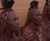 Mc Bright Kavari, 22 ans, créateur de mode d’origine herero, a décidé de dessiner une ligne de vêtements pour lutter contre l’oubli.nnPour l’aider, sa mère et les anciens de la tribu décimée racontent leurs douloureux souvenirs et exhument leurs archives personnelles.nnCe documentaire suit le parcours du jeune homme sur la route du souvenir, de Windhoek, capitale de la Namibie, au village de sa famille.