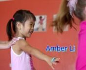 It was fun to watch Amber playing at cheer leader class. Shewas three and is our lovely cutey honey.nn看安博在啦啦队学习班的表演，我们真开心。她只有三岁，是我们可爱的甜心宝贝。
