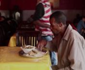 36-vuotias Tashome kiertelee kaupungin hienostoalueita ja ostaa keskiluokkaisilta etiopialaisilta vanhaa tavaraa. Hän on yksi monista sadoista tuhansista siirtolaistyöntekijöistä, jotka tulevat pääkaupunkiin töihin ja lähettävät rahaa kotiin perheelleen. nnTuotanto: Paulina Tervo, Write This Down ProductionsnnHenkilökuva on osa sarjaa, joka kertoo