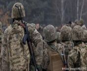 Two years after Russia&#39;s full-scale invasion, Ukraine faces a shortage of soldiers. In addition to a mobilization bill, the country is adopting a more flexible approach to boost troop numbers. The aim is to allow recruits to choose their own unit and job.