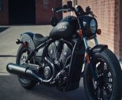 Although the Indian Scout Bobber hides interesting new features in 2024, such as its new engine and technological improvements in its equipment, it retains its aggressive, minimalist and original appearance.&#60;br/&#62;&#60;br/&#62;Indian Scout Bobber price not available&#60;br/&#62;&#60;br/&#62;The brand has significantly revamped the Indian Scout Bobber, one of the bespoke motorcycles on the market that combines aggressive and original aesthetics with the biggest attitude and new user-focused technologies.&#60;br/&#62;&#60;br/&#62;New engine for Indian Scout Bobber and bike components&#60;br/&#62;Like the rest of the family, it benefits from a liquid-cooled V-twin engine called SpeedPlus 1250, which increases its displacement to 1250 cc (previously 1130 cc), with a power output of 79 kW (106 hp). (only compatible with license A) and a maximum torque of 108 Nm. It is managed by a six-speed gearbox.&#60;br/&#62;&#60;br/&#62;The iconic twin-cylinder is housed in a new multi-tube steel chassis, around which an offering has been built that lives up to what one would expect from an Indian motorcycle. Suspensions consist of a conventional 41mm front fork with 120mm of travel and dual rear shock absorbers with preload adjustment reduced to 51mm of travel, giving it an even lower and lower appearance. For brakes, there is a 298 mm disc on each axle, with a dual-piston caliper at the front and a single-piston caliper at the rear.&#60;br/&#62;&#60;br/&#62;The seat height has also decreased slightly compared to its siblings, dropping to 649 mm, while its dry weight is 237 kg.&#60;br/&#62;&#60;br/&#62;It is a version that surprises with its &#39;long and low&#39; attitude, thanks to the lowered rear suspension mentioned above. As its surname suggests, it is a model that gets rid of unnecessary things and presents itself as a pure and original option. We find its own details, such as the cut-out fenders. The seat reinforces the minimalist philosophy of bobbe aesthetics without compromising comfort. The handlebar allows you to adopt a position with absolute control of the situation, for which we find mirrors fixed at the ends as standard.&#60;br/&#62;&#60;br/&#62;Standard: LED lights, analogue instruments and economical driving warnings. Color Black Metallic. It is the cheapest in Scout Classic, Scout Bobber and Sport Scout. They come with new LED lights, analogue gauges with new fuel levels and economical driving warnings.&#60;br/&#62;Limited: Adds traction control, cruise control, a USB charging port, and three riding modes (Sport, Standard, and Touring) with different throttle response. Colour: Metallic Spirit Blue.&#60;br/&#62;&#60;br/&#62;Limited+Tech: Adds a circular TFT touchscreen with turn-by-turn navigation, configurable times, and Ride Command connectivity system with built-in GPS with route stats.&#60;br/&#62;Color: Nara Bronze Metallic.&#60;br/&#62;&#60;br/&#62;Source: https://www.motorbikemag.es/ficha-tecnica/indian-scout-bobber/