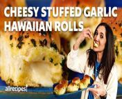 Move over Olive Garden, this garlic bread recipe might be the greatest of all time. In this video, Nicole makes Cheesy Stuffed Garlic Hawaiian Rolls in under 30 minutes! The main component that brings this delicious party dish together is the flavorful garlic butter mixture that each roll is brushed with. After coating the rolls in the mixture and stuffing each one with string cheese, they bake in the oven. Whether it’s served as a side with a juicy grilled steak or eaten alone, you’ll never forget cheesy stuffed garlic Hawaiian rolls.