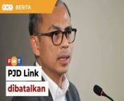 Kerajaan memutuskan tidak meneruskan projek pembinaan Lebuh Raya Petaling Jaya Dispersal Link (PJD Link), kata Menteri Komunikasi Fahmi Fadzil.&#60;br/&#62;&#60;br/&#62;&#60;br/&#62;Laporan Lanjut: &#60;br/&#62;https://www.freemalaysiatoday.com/category/bahasa/tempatan/2024/04/17/kerajaan-batal-projek-pjd-link-kata-fahmi/&#60;br/&#62;&#60;br/&#62;Free Malaysia Today is an independent, bi-lingual news portal with a focus on Malaysian current affairs.&#60;br/&#62;&#60;br/&#62;Subscribe to our channel - http://bit.ly/2Qo08ry&#60;br/&#62;------------------------------------------------------------------------------------------------------------------------------------------------------&#60;br/&#62;Check us out at https://www.freemalaysiatoday.com&#60;br/&#62;Follow FMT on Facebook: https://bit.ly/49JJoo5&#60;br/&#62;Follow FMT on Dailymotion: https://bit.ly/2WGITHM&#60;br/&#62;Follow FMT on X: https://bit.ly/48zARSW &#60;br/&#62;Follow FMT on Instagram: https://bit.ly/48Cq76h&#60;br/&#62;Follow FMT on TikTok : https://bit.ly/3uKuQFp&#60;br/&#62;Follow FMT Berita on TikTok: https://bit.ly/48vpnQG &#60;br/&#62;Follow FMT Telegram - https://bit.ly/42VyzMX&#60;br/&#62;Follow FMT LinkedIn - https://bit.ly/42YytEb&#60;br/&#62;Follow FMT Lifestyle on Instagram: https://bit.ly/42WrsUj&#60;br/&#62;Follow FMT on WhatsApp: https://bit.ly/49GMbxW &#60;br/&#62;------------------------------------------------------------------------------------------------------------------------------------------------------&#60;br/&#62;Download FMT News App:&#60;br/&#62;Google Play – http://bit.ly/2YSuV46&#60;br/&#62;App Store – https://apple.co/2HNH7gZ&#60;br/&#62;Huawei AppGallery - https://bit.ly/2D2OpNP&#60;br/&#62;&#60;br/&#62;#BeritaFMT #FahmiFadzil #PJDLink #Dibatalkan