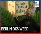 Berlin&#39;s marks new cannabis law&#60;br/&#62;&#60;br/&#62;Hundreds gathered at midnight under the Brandenburg Gate to publicly smoke marijuana as the new law legalizing its recreational use takes effect on April 1, 2024.&#60;br/&#62;&#60;br/&#62;Video by AFP&#60;br/&#62;&#60;br/&#62;&#60;br/&#62;Subscribe to The Manila Times Channel - https://tmt.ph/YTSubscribe &#60;br/&#62; &#60;br/&#62;Visit our website at https://www.manilatimes.net &#60;br/&#62;&#60;br/&#62;Follow us: &#60;br/&#62;Facebook - https://tmt.ph/facebook &#60;br/&#62;Instagram - https://tmt.ph/instagram &#60;br/&#62;Twitter - https://tmt.ph/twitter &#60;br/&#62;DailyMotion - https://tmt.ph/dailymotion &#60;br/&#62; &#60;br/&#62;Subscribe to our Digital Edition - https://tmt.ph/digital &#60;br/&#62; &#60;br/&#62;Check out our Podcasts: &#60;br/&#62;Spotify - https://tmt.ph/spotify &#60;br/&#62;Apple Podcasts - https://tmt.ph/applepodcasts &#60;br/&#62;Amazon Music - https://tmt.ph/amazonmusic &#60;br/&#62;Deezer: https://tmt.ph/deezer &#60;br/&#62;Stitcher: https://tmt.ph/stitcher&#60;br/&#62;Tune In: https://tmt.ph/tunein&#60;br/&#62; &#60;br/&#62;#TheManilaTimes&#60;br/&#62;#tmtnews &#60;br/&#62;#berlin &#60;br/&#62;#germany&#60;br/&#62;#medicalcannabis