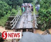 The only link to five villages near Kota Belud, Sabah has been cut off after a bridge collapsed on Thursday following continuous heavy rain since Monday, leaving about 4,000 residents in stranded.&#60;br/&#62;&#60;br/&#62;Read more at https://bit.ly/3syj6S9&#60;br/&#62;&#60;br/&#62;WATCH MORE: https://thestartv.com/c/news&#60;br/&#62;SUBSCRIBE: https://cutt.ly/TheStar&#60;br/&#62;LIKE: https://fb.com/TheStarOnline