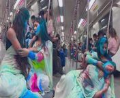 Delhi Metro Girls Dance : एक बार फिर दिल्ली मेट्रो से जुड़ा एक वीडियो तेजी से वायरल हो रहा है, जिसमें दो लड़कियां मेट्रो ट्रेन के अंदर एक-दूसरे को रंग लगाकर होली खेलती हुई दिखाई दे रही हैं. रंग लगाकर होली खेलने के अलावा दोनों बॉलीवुड के हिट सॉन्ग अंग लगा दे गाने पर डांस भी करती हुई नजर आ रही हैं. &#60;br/&#62; &#60;br/&#62;Delhi Metro Girls Dance: Once again a video related to Delhi Metro is going viral, in which two girls are seen playing Holi by applying colors to each other inside the metro train. Apart from playing Holi with colors, both of them are also seen dancing on the Bollywood hit song Ang Laga De... &#60;br/&#62; &#60;br/&#62; &#60;br/&#62;#Holi2024#DelhiMetro&#60;br/&#62;~PR.115~ED.284~