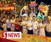 The atmosphere at the Tow Boo Kong Temple in Butterworth, Penang, on Friday (Feb 16) night was filled with joy as participants shouted heng, ong, and huat while tossing yee sang together, symbolising fortune, luck, and wealth in Hokkien, in conjunction with Chinese New Year.&#60;br/&#62;&#60;br/&#62;WATCH MORE: https://thestartv.com/c/news&#60;br/&#62;SUBSCRIBE: https://cutt.ly/TheStar&#60;br/&#62;LIKE: https://fb.com/TheStarOnline