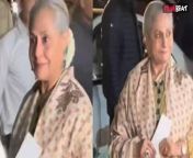 After leaving Ambanis&#39; bash last night, Jaya Bachchan was seen smiling at the paparazzi. After videos surfaced online, fans shared their reactions.Watch Out &#60;br/&#62; &#60;br/&#62; &#60;br/&#62;#JayaBachchan #AnantRadhikaPreWedding #AmbaniPreWedding #AmbaniWedding&#60;br/&#62;~HT.178~PR.128~