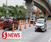 Transport Minister Anthony Loke said the Cabinet committee has agreed to a proposal by the Kuala Lumpur City Hall to establish a contraflow lane from the Sungai Besi toll plaza to the SMART Tunnel, as a measure to ease traffic congestion.&#60;br/&#62;&#60;br/&#62;Meanwhile, Loke added that an open payment system allowing the use of credit and debit cards is to be implemented soon on public buses managed by Prasarana.&#60;br/&#62;&#60;br/&#62;Read more at https://tinyurl.com/dzdefuds&#60;br/&#62;&#60;br/&#62;WATCH MORE: https://thestartv.com/c/news&#60;br/&#62;SUBSCRIBE: https://cutt.ly/TheStar&#60;br/&#62;LIKE: https://fb.com/TheStarOnline