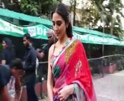 Sara Ali Khan’s ethnic wear collection is an excellent source of wedding season-ready inspiration. The actress is a proper fashion icon who can pull off any look to perfection, but it’s her sarees that make our hearts beat faster. Sara Ali Khan recently wore a colorful floral saree to a meeting in town, and we loved it. Why don’t we look closely at her super elegant ethnic ensemble?&#60;br/&#62;&#60;br/&#62;#saraalikhan #sara #ethnic #holi #saree #trending #fashion #entertainmentnews #viralvideo
