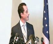 Metanews: US politician Anthony Weiner announces his resignation, ending the weeks-long scandal after he admitted sending lewd photos of himself.
