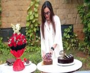 Rani Mukerji will turn 46 Today. The actress celebrated her birthday with paps in advance on March 20. Pictures and videos of this celebration have been going viral on social media and fans are showering the actress with congratulatory messages. Have a look at the pictures of the celebration!&#60;br/&#62;&#60;br/&#62;#ranimukherji #ranimukherjibirthday #paps #cake #bollywood #entertainmentnews #trending #viralvideo