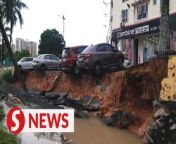 Several vehicles were on the verge of falling into a drain along Jalan Kuching during a road slip incident that happened on Wednesday (April 17) morning.&#60;br/&#62;&#60;br/&#62;WATCH MORE: https://thestartv.com/c/news&#60;br/&#62;SUBSCRIBE: https://cutt.ly/TheStar&#60;br/&#62;LIKE: https://fb.com/TheStarOnline