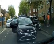 This was the moment four men appeared to try and &#39;force a Jewish pedestrian into a car boot&#39; in London.Source: Shomrim (Stamford Hill)