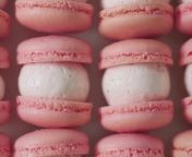 ▶ Materials (25-28 macarons, approximately 3-4 hours)&#60;br/&#62;&#60;br/&#62;Almond flour 184g, sugar powder 168g, white 140g, sugar 140g, red food coloring&#60;br/&#62;&#60;br/&#62;115g sugar, 40g water, 75g white, 2ml vanilla extract, 240g unsalted butter, 15g condensed milk, 10g strawberry powder&#60;br/&#62;&#60;br/&#62;1) Put the pod in the milking pouch and lay it under the macaroon pattern sheet&#60;br/&#62;2) Whip the whites into the bowl&#60;br/&#62;3) Add sugar 3-4 times, whipping constantly&#60;br/&#62;4) When the sugar is melted and the particles are not touched, and the smooth meringue is completed, add color and mix.&#60;br/&#62;5) When the pigment is mixed, add almond powder and sugar powder through a sieve&#60;br/&#62;(It is convenient to do it 2 times in advance)&#60;br/&#62;6) Mix with a spatula (mix the flour invisible)&#60;br/&#62;7) While mixing the dough with a spatula, slowly adjust the concentration of the dough.&#60;br/&#62;8) When you drop the dough, you can drop it slowly without breaking (if you drop it quickly, it is too thin)&#60;br/&#62;9) Put the dough into a milking pouch with a pod and squeeze it on the prepared sheet&#60;br/&#62;10) Blow bubbles with a thin toothpick&#60;br/&#62;11) Leave it at room temperature to dry out&#60;br/&#62;(When you touch it with your hand, it feels like you have a film on your hands)&#60;br/&#62;12) Preheat oven to 150 degrees for 10 minutes&#60;br/&#62;13) Lower it to 140 degrees, add the dough and bake for 14-15 minutes&#60;br/&#62;14) Cool the baked macaron shell (make cream in the meantime)&#60;br/&#62;15) Add sugar and water to the pan and put on low heat.&#60;br/&#62;16) When it starts to boil, add whites to another bowl and whip slowly&#60;br/&#62;17) The meringue is made with a white white color, and when the temperature of the syrup is 116 ~ 118 degrees, whip the syrup while pouring it on the meringue.&#60;br/&#62;18) Whip at high speed to make a solid meringue (add vanilla)&#60;br/&#62;19) When you touch the meringue, it should not be too hot.&#60;br/&#62;20) Whip while adding butter at room temperature&#60;br/&#62;(The cream appears to separate, but if you continue whipping it becomes a soft cream)&#60;br/&#62;21) When the cream is finished, add condensed milk and mix&#60;br/&#62;22) Add strawberry powder and mix (I crushed dried strawberries and then added)&#60;br/&#62;23) Mix evenly and put in a squeezed pouch&#60;br/&#62;24) Macaron Squeeze the cream on a flat surface and cover the other macaron shells&#60;br/&#62;25) You can eat it right away, but if you put it in the refrigerator for about a day, it will be softer and more delicious.&#60;br/&#62;+ Make macarons refrigerated and eat within 2-3 days&#60;br/&#62;(Refrigerated storage: Stored in a closed container and consumed within a week)&#60;br/&#62;&#60;br/&#62;▶ ingredient&#60;br/&#62;&#60;br/&#62;184g almond powder, 168g powdered sugar, 140g egg whites, 140g sugar, food coloring (red)&#60;br/&#62;&#60;br/&#62;115g sugar, 40g water, 75g egg whites, 2ml vanila extract, 240g unsalted butter, 15g sweetened condensed milk, 10g strawberry powder&#60;br/&#62;
